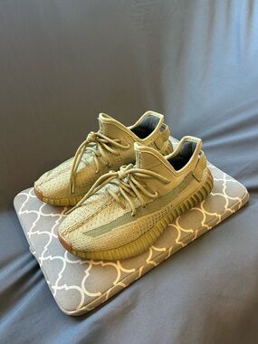 Adidas / Yeezy Boost 350 V2
“Sulfur” (LIKE NEW)